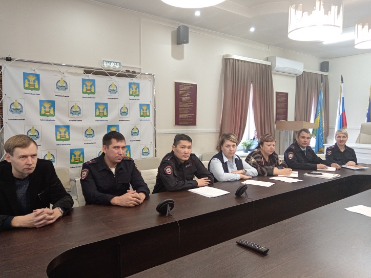 В Тарбагатайском районе сотрудники полиции продолжают проводить рабочие встречи по профилактике мошенничества. В Тарбагатайском районе сотрудники полиции продолжают проводить рабочие встречи по профилактике мошенничества.